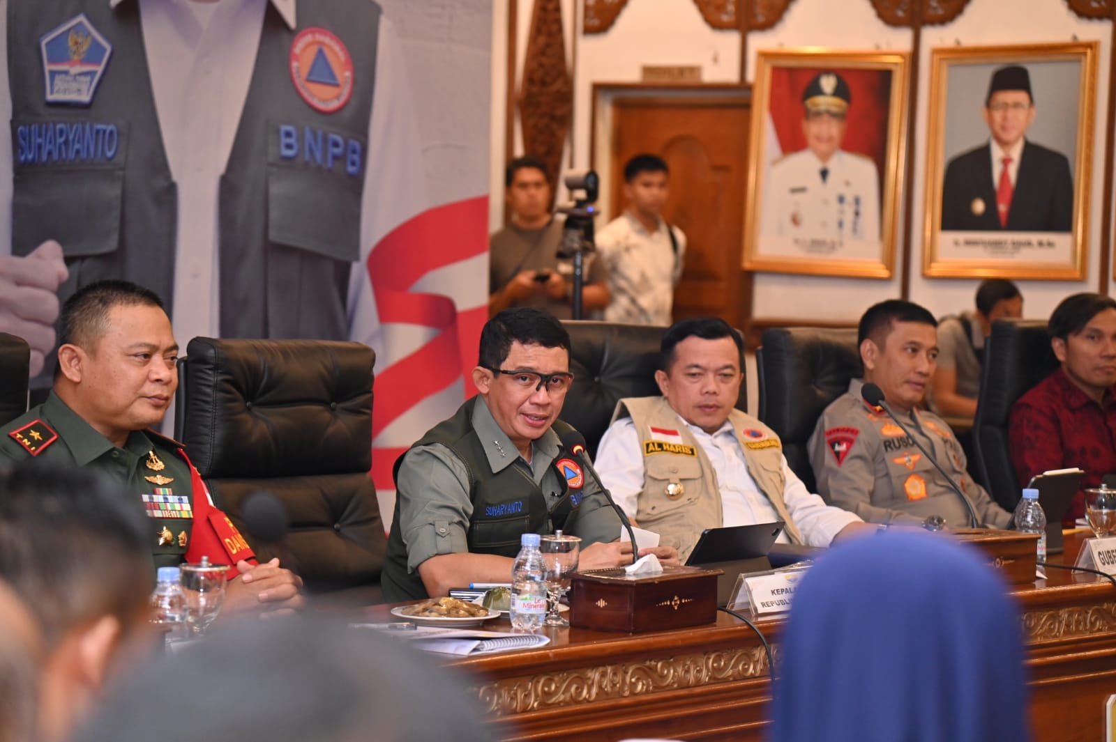 Kepala Badan Nasional Penanggulangan Bencana (BNPB) Letjen TNI Suharyanto (kemeja hijau dengan rompi) saat memberikan arahan pada Rapat Koordinasi Kebakaran Hutan dan Lahan Provinsi Jambi Tahun 2023, di Kantor Dinas Gubernur Jambi, pada Selasa (18/7).